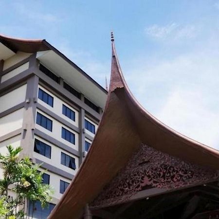 Kyriad Bumiminang Hotel Паданг Екстер'єр фото