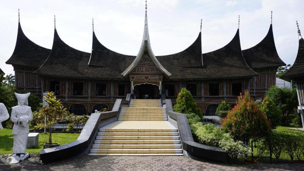 Kyriad Bumiminang Hotel Паданг Екстер'єр фото