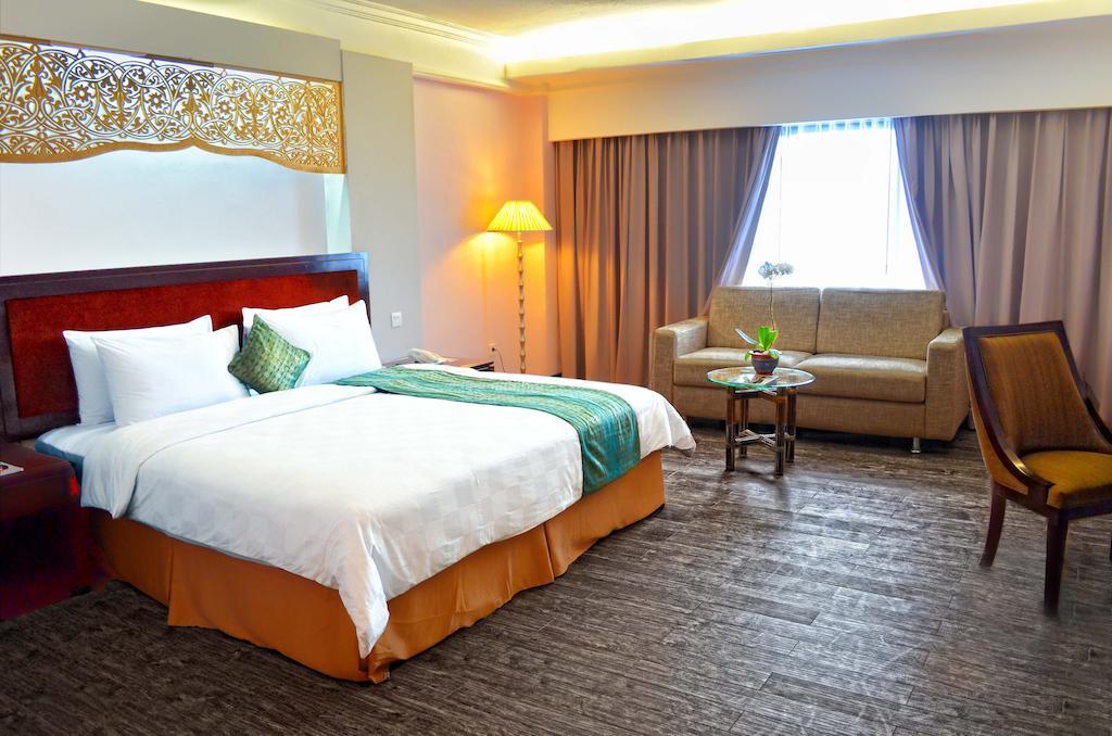 Kyriad Bumiminang Hotel Паданг Екстер'єр фото